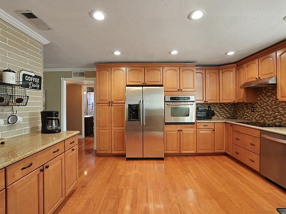 4th image of 900 White Ln