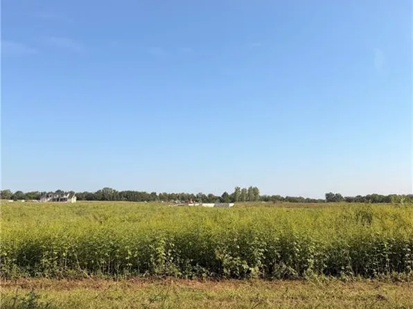1090 Creekside Ranch Dr, Raymore, MO 64083