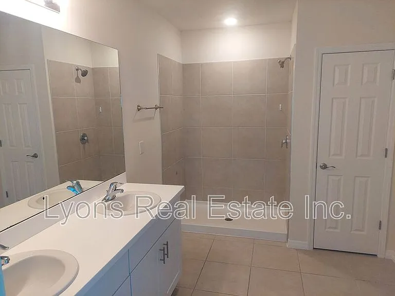 326 SW 24th Pl — Photo 10