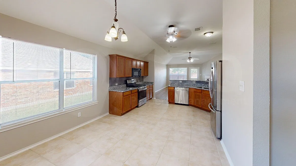 3 bed, 2.0 bath, 1670 sqft, $2,395 — Photo 3
