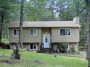 125 Westwood Cir, Dingmans Ferry, PA 18328