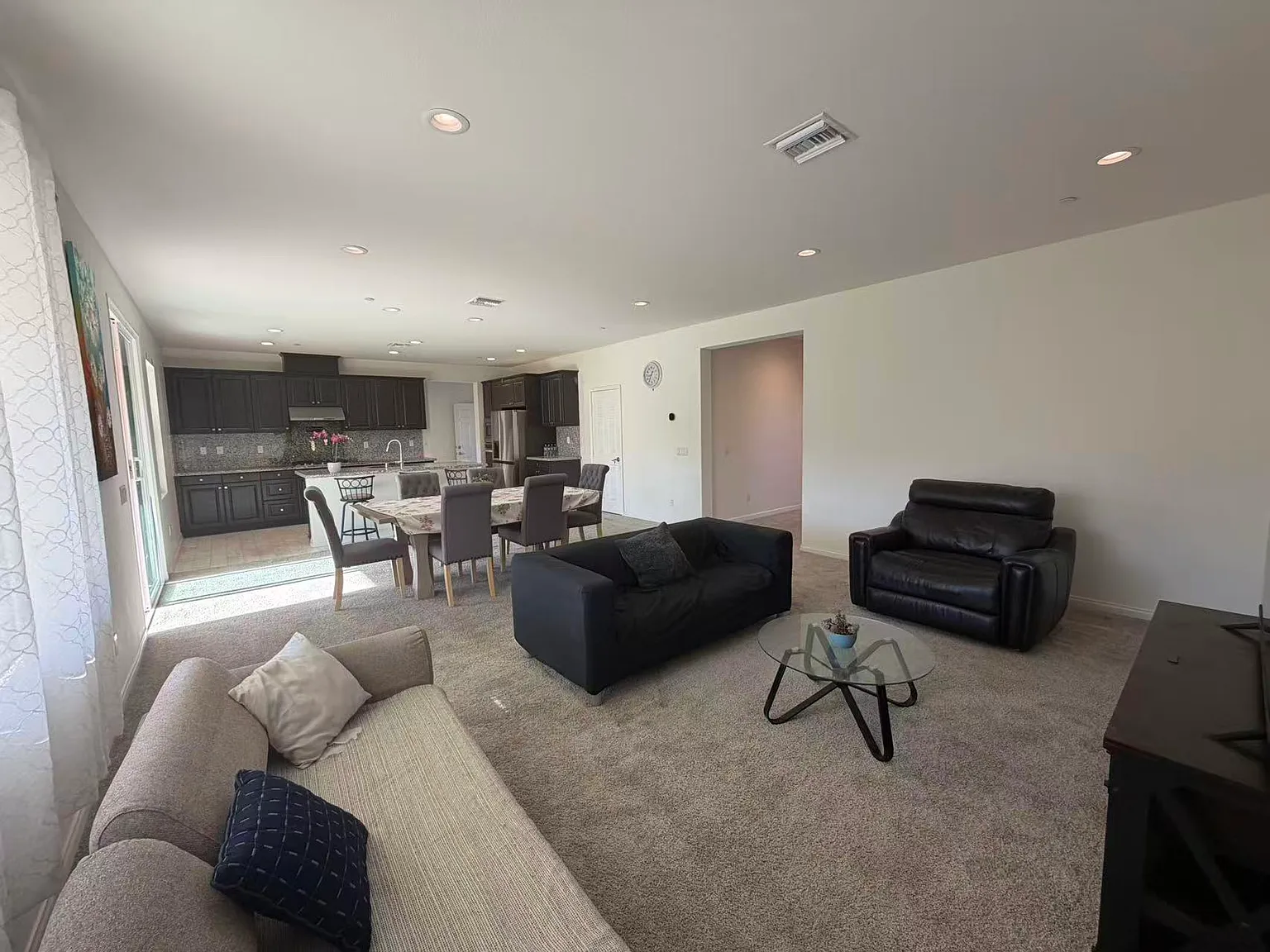 7 bed, 3245 sqft, $3,800 — Photo 4