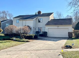 1955 Jamestown Ln, Elgin, IL 60123