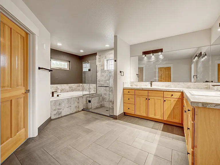Primary bedroom en-suite bathroom