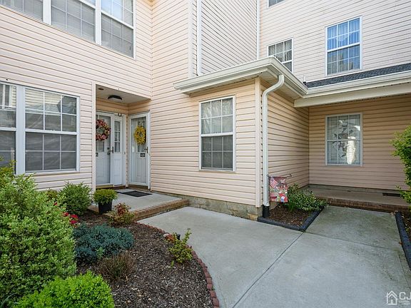 2nd image of 618 Hampshire Dr