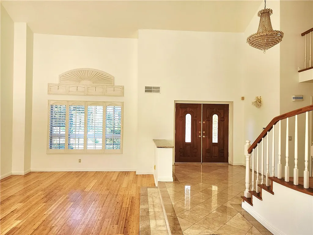 4 bed, 3265 sqft, $5,900 — Photo 3