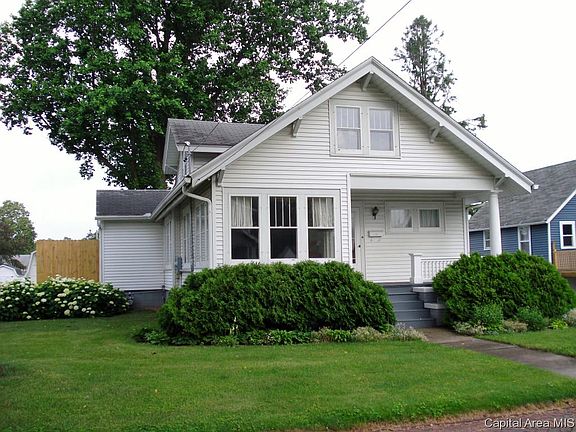 3rd image of 560 Lawrence Ave