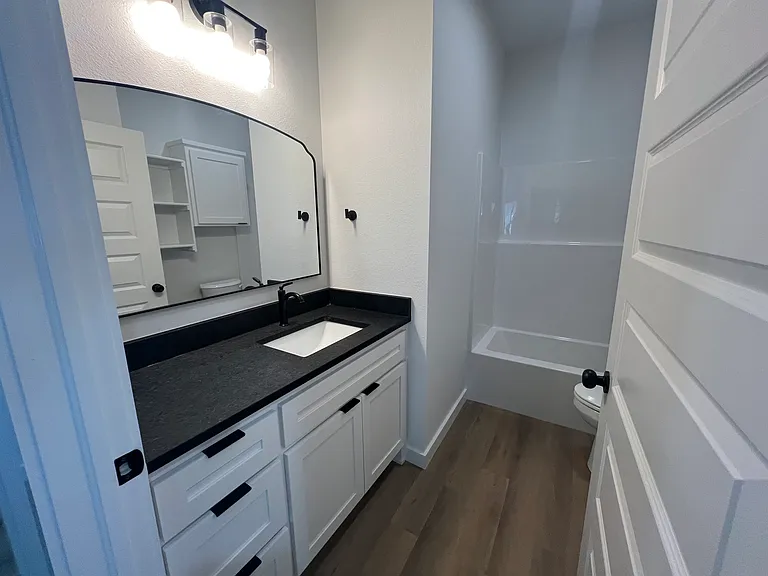 109 N B St — Photo 6