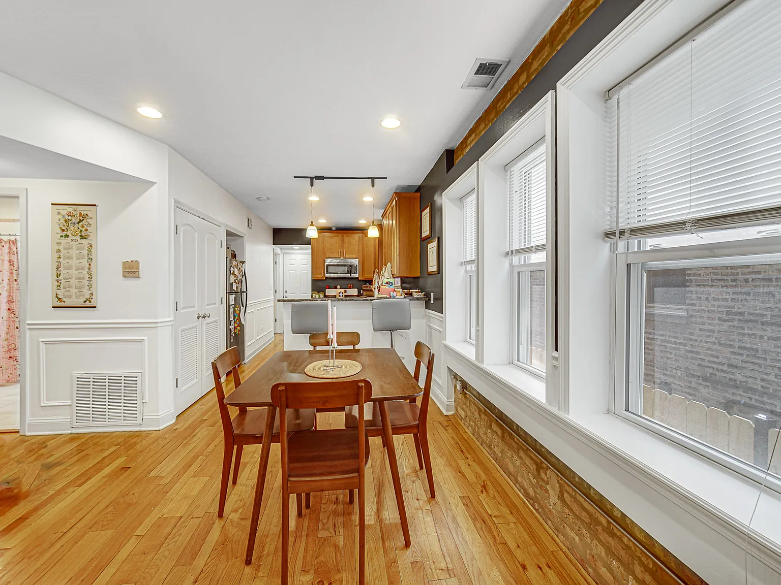 2 bed, 1200 sqft, $2,400 — Photo 4