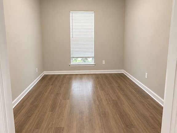 4th image of 327 Weaver Way