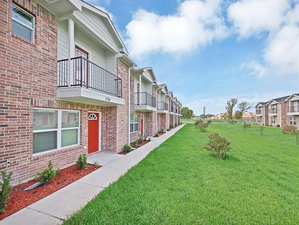 4 bed, 2.5 bath, 1443 sqft, $1,700 — Photo 1
