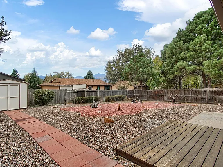 1197 Applewood Dr — Photo 3