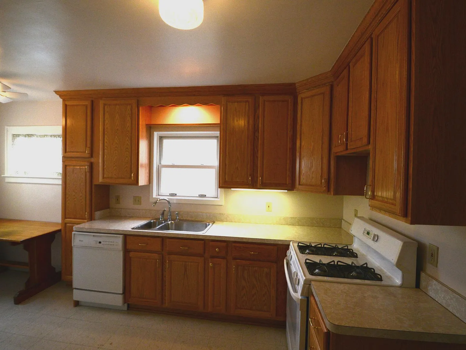 2 bed, 1100 sqft, $1,500 — Photo 2