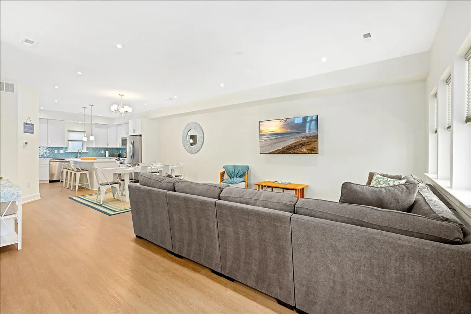 3 bed, 3.0 bath, 2195 sqft, $7,172 — Photo 3