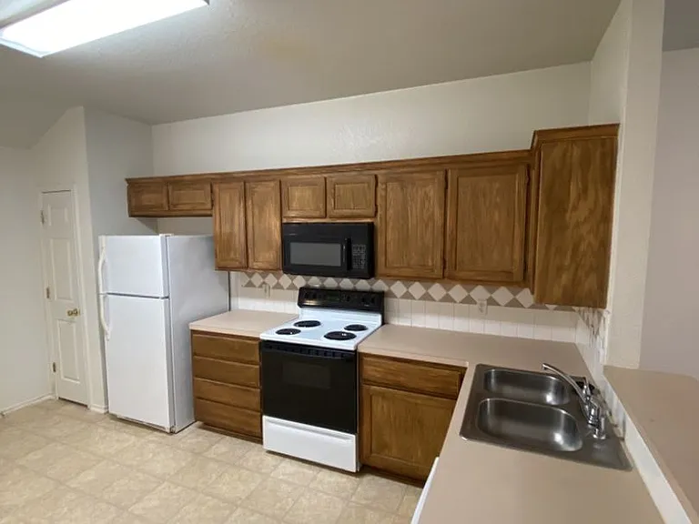 315 Janelle Dr — Photo 5