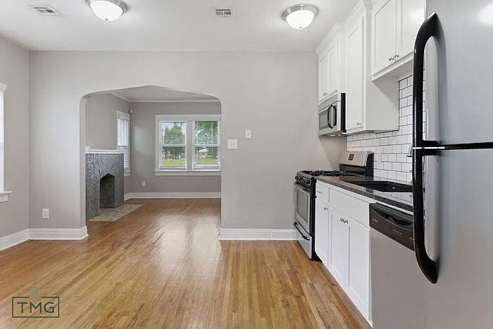 2606 E 7th St — Photo 11