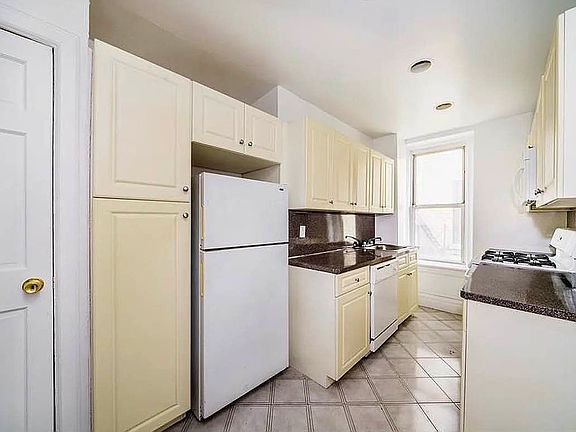 2nd image of 201 E 30th St APT 21