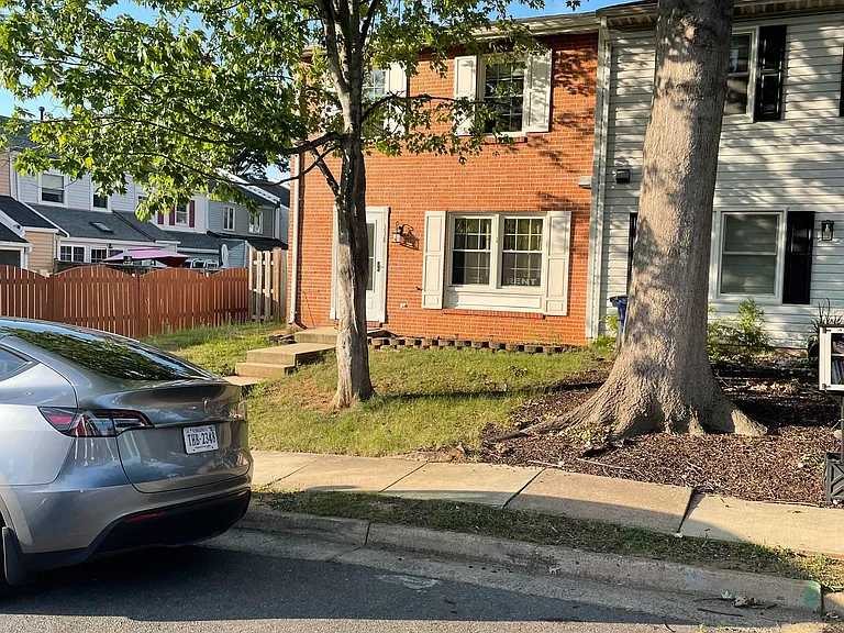 Front of end-unit town home
