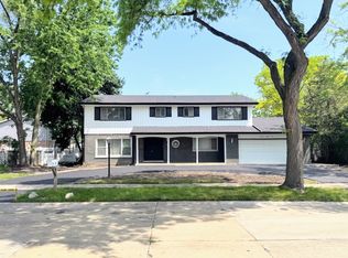 1924 Sunnyside Cir, Northbrook, IL 60062