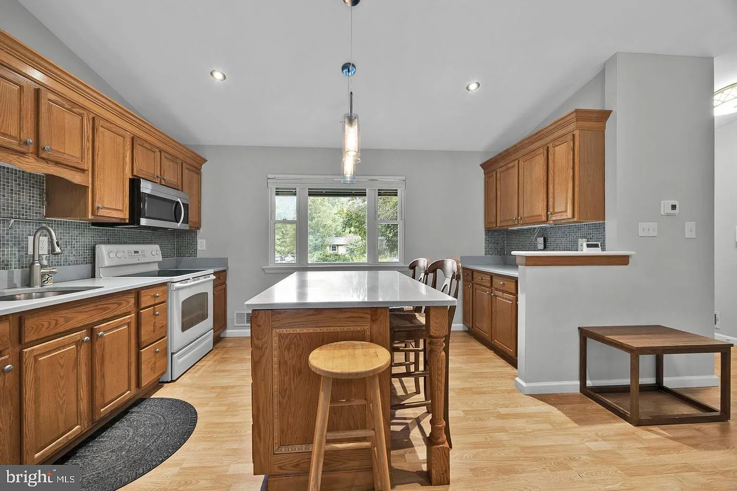 4 bed, 3.0 bath, 2189 sqft, $3,450 — Photo 3