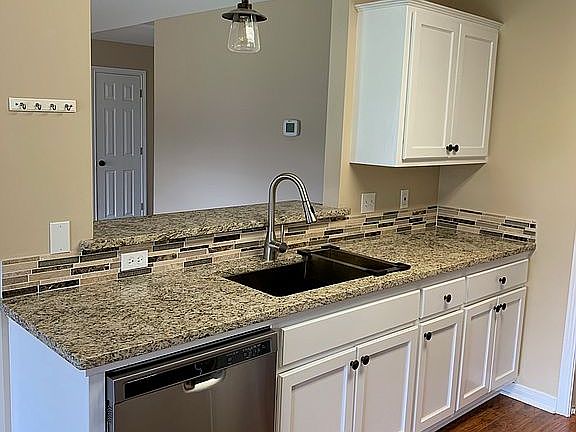 3rd image of 412 Williamsburg Ave