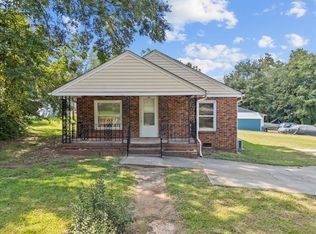 61 Carver St, Wellford, SC 29385