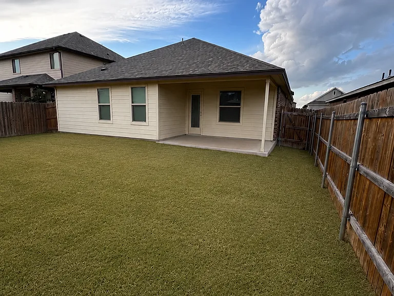8915 Hidden Oaks Dr — Photo 24