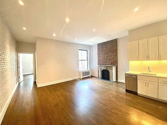 3rd image of 210 W 83rd St APT 3R