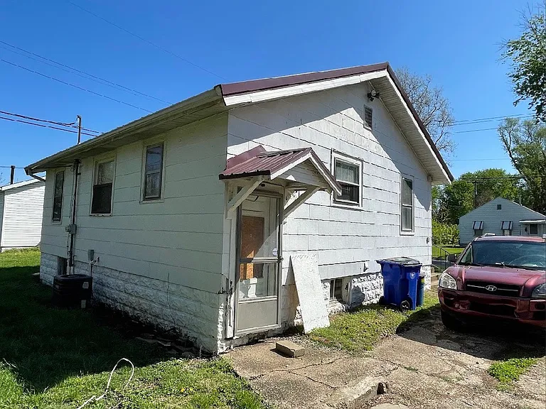 1729 N Woodford St — Photo 9