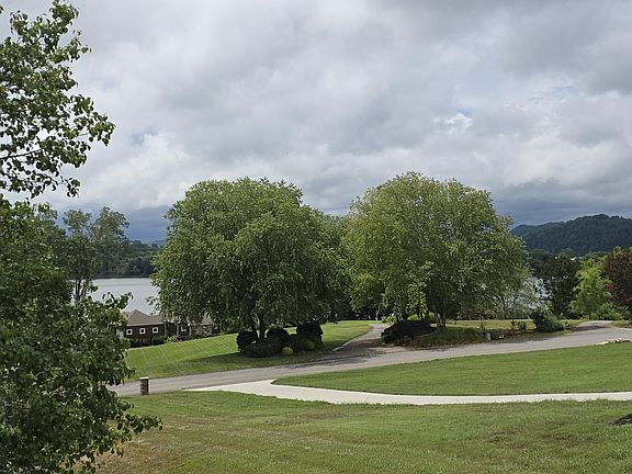 5th image of 135 Marble Bluff Dr