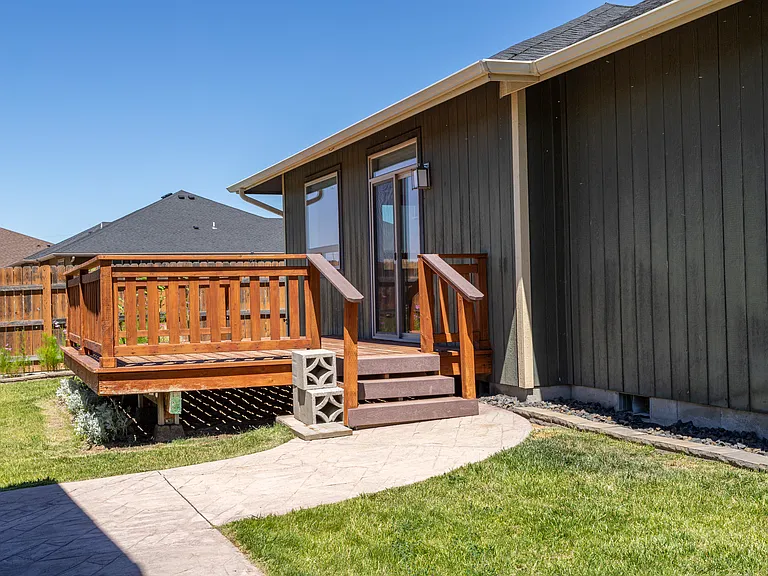 Backyard (deck)