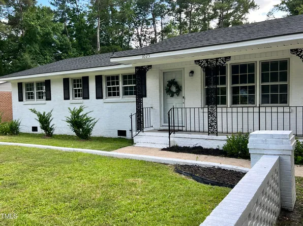 1025 Riverside Cir, Spring Lake, NC 28390