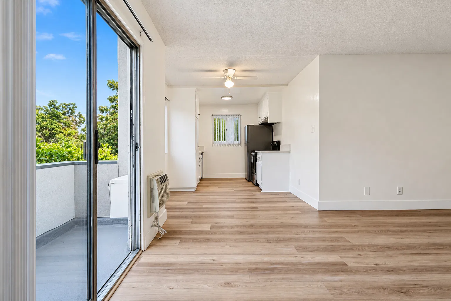 2 bed, 1000 sqft, $3,095 — Photo 3