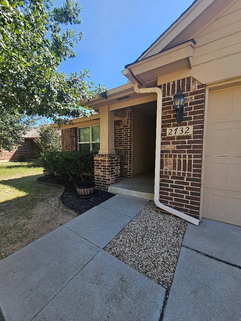 4 bed, 1720 sqft, $2,100 — Photo 2