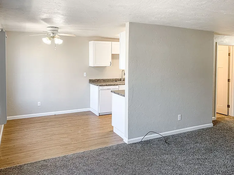 Apartment in West Salem near banks, shopping areas, bus lines, and downtown! ~ Colonial — Photo 54