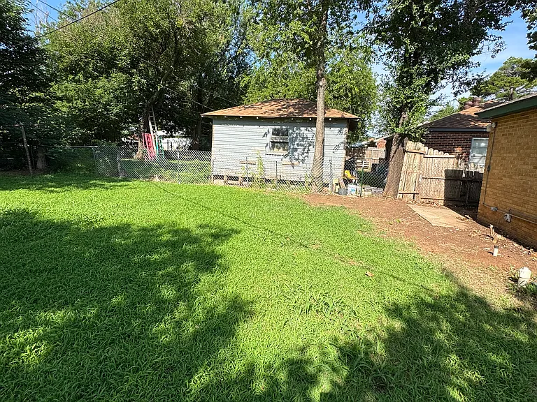 528 E Douglas Dr — Photo 32