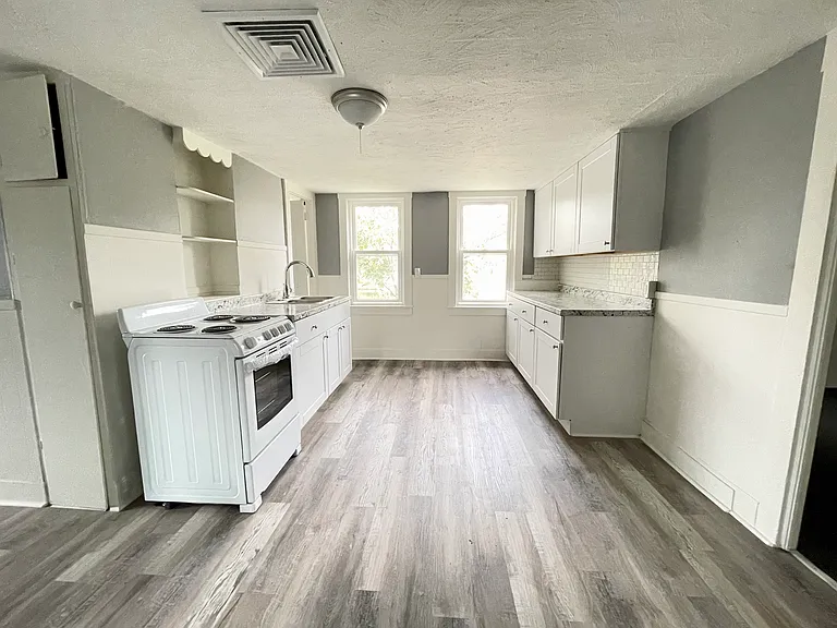656 Main St #3 — Photo 3