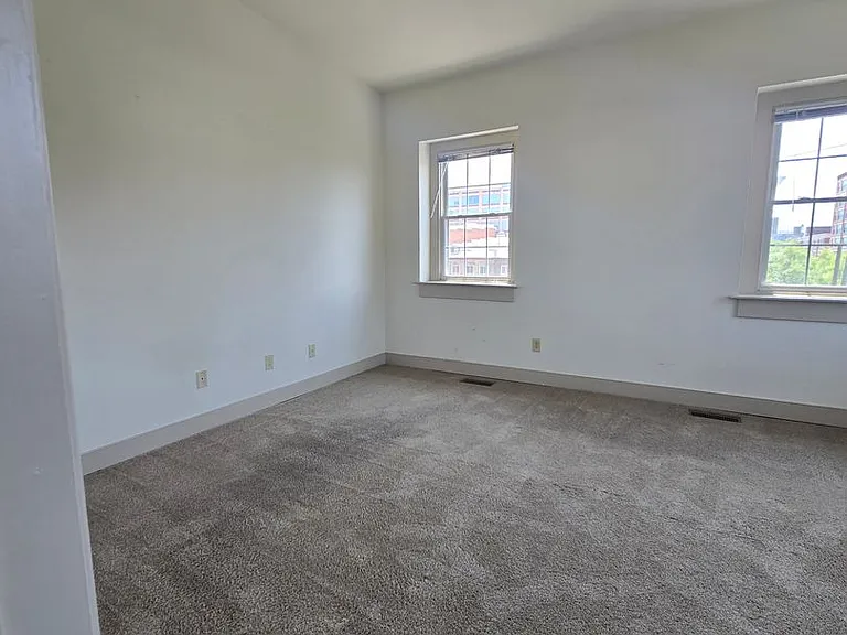 1901 E Franklin St — Photo 32