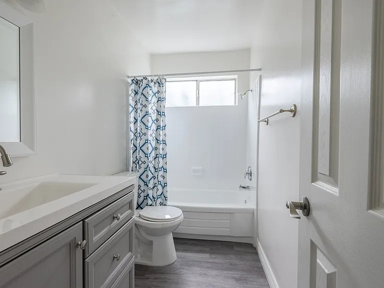 Fountainebleu Apartments — Photo 26