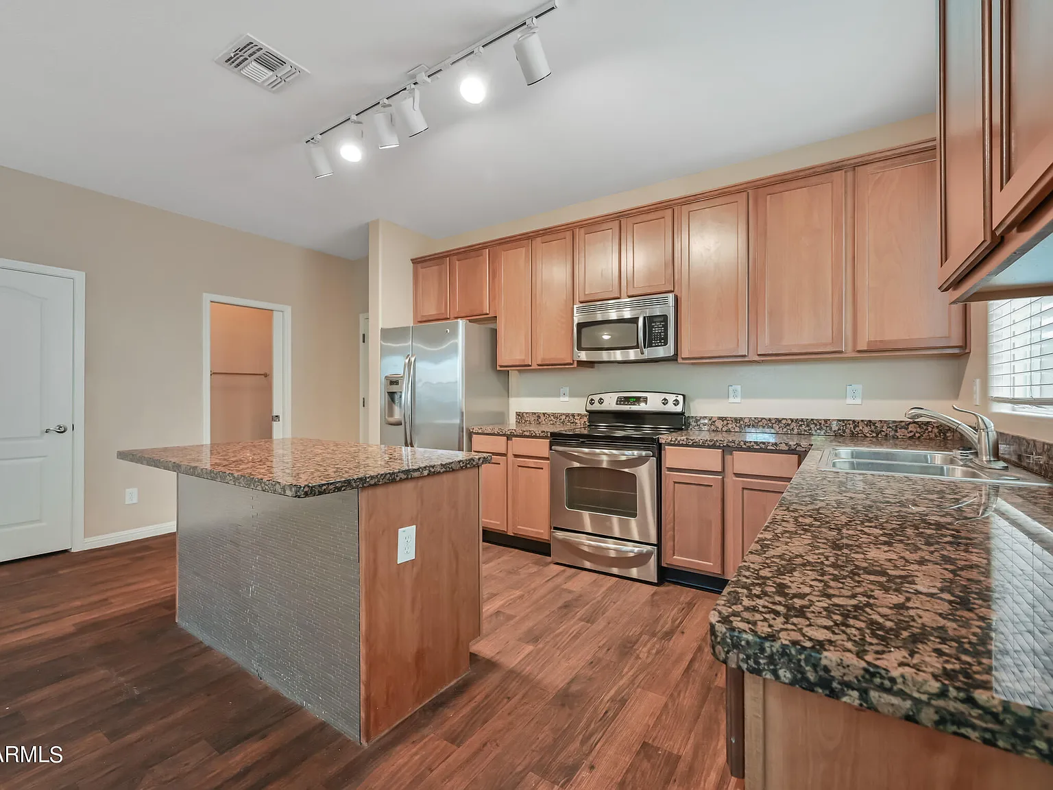 3 bed, 2.5 bath, 1933 sqft, $2,300 — Photo 4