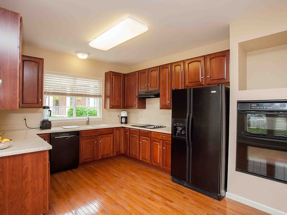 Kitchen w/wood floor
