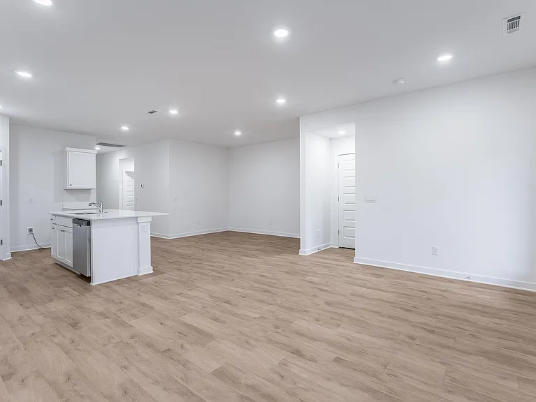 138 S Maroon Ave — Photo 11