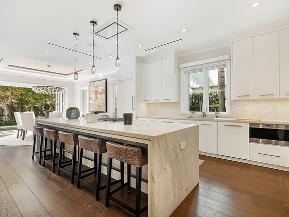 4th image of 218 Everglade Avenue