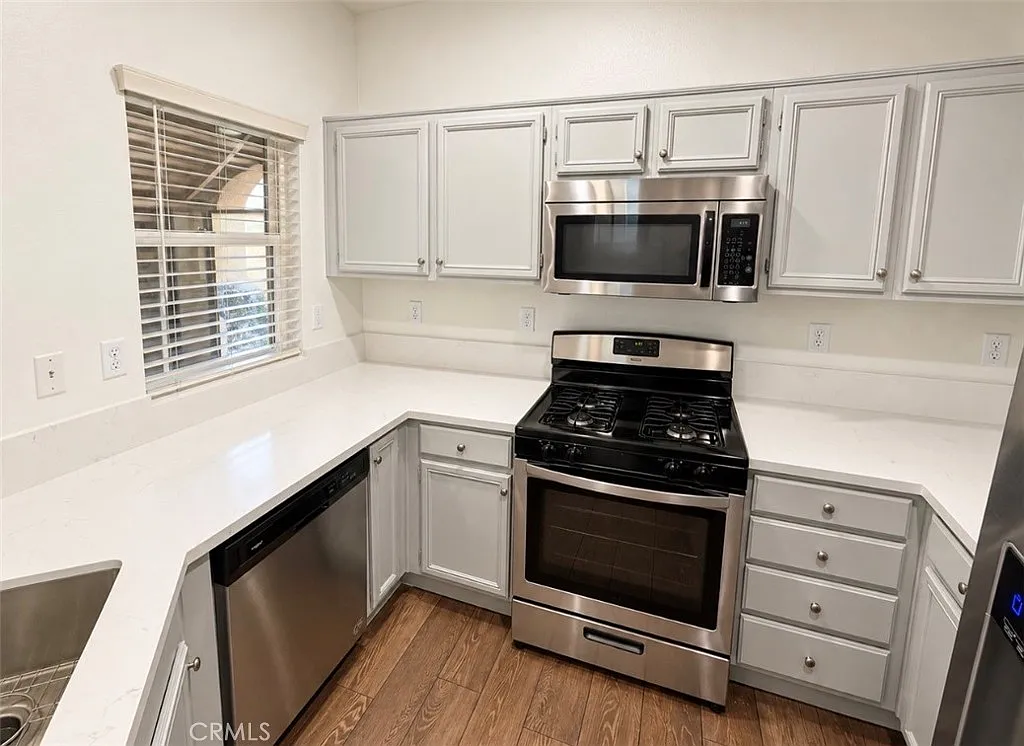 2 bed, 1031 sqft, $2,400 — Photo 4