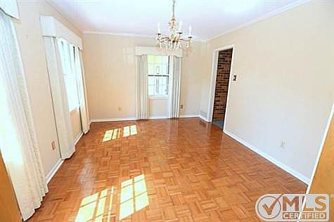 3rd image of 825 Washington Blvd
