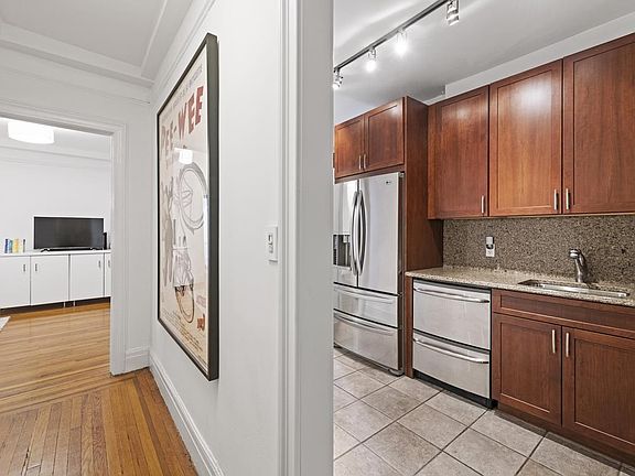 3rd image of 150 E 93rd St APT 2B