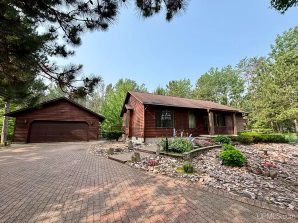 276 Lakewood Ln, Marquette, MI 49855
