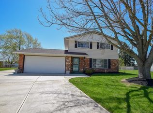 8 Apache Ct, Tipp City, OH 45371