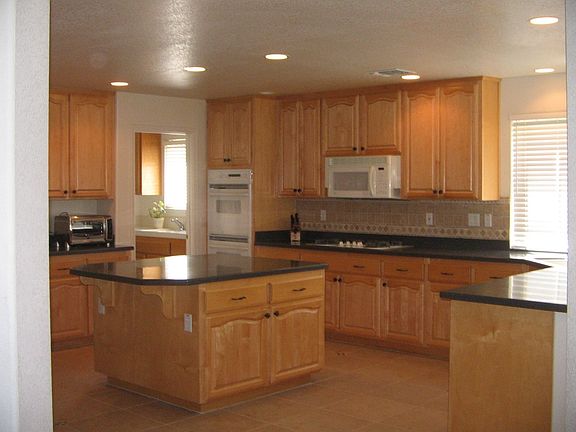 Kitchen w/ upgraded maple cabinets 