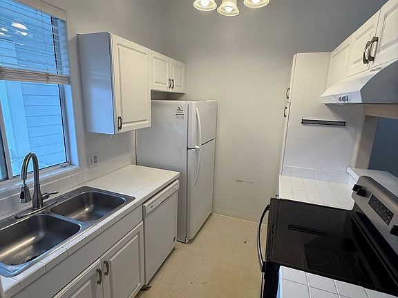 2nd image of 75-6081 Alii Dr APT T202